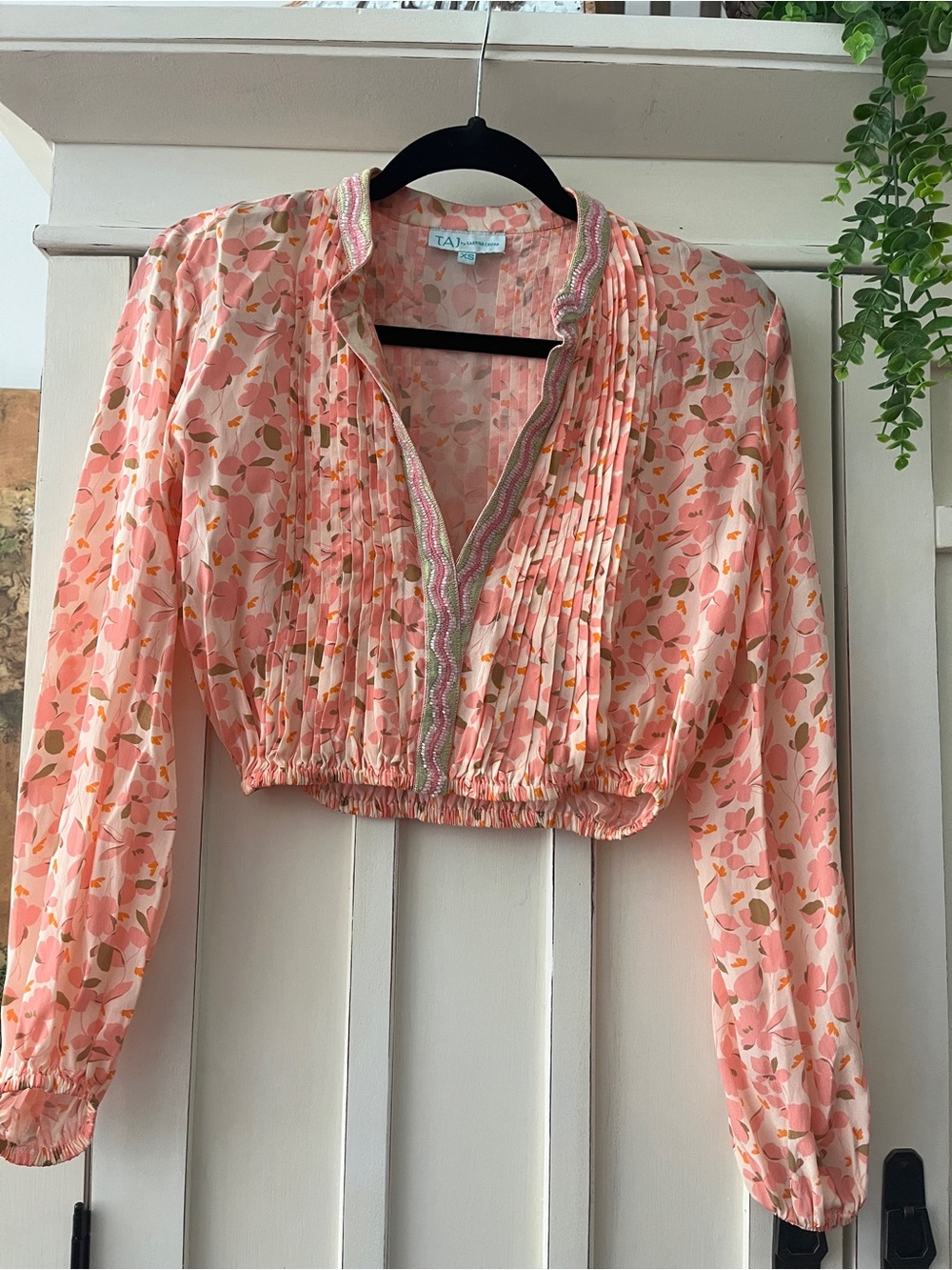 TAJ by Sabrina Crippa Peach-Pink Floral Pleated Cropped Blouse